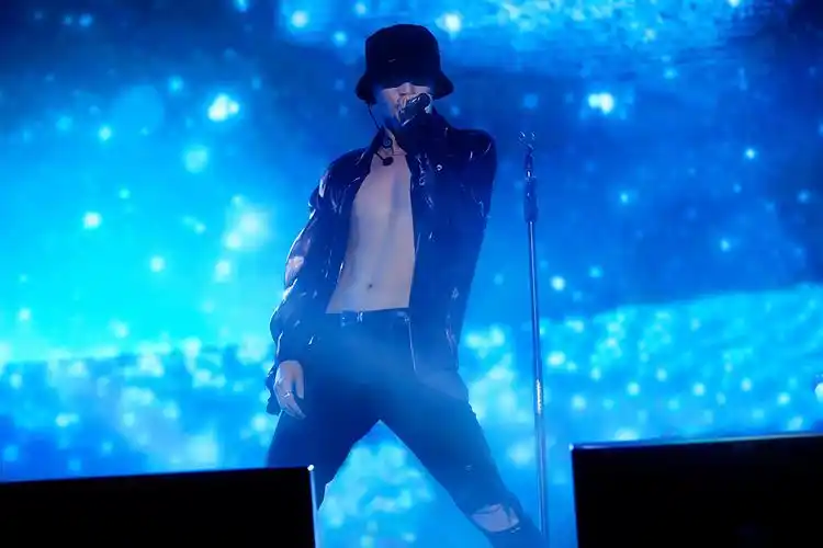 张艺兴秀腹肌疯狂撩人张艺兴展现实力唱跳张艺兴与粉丝应援立牌合影