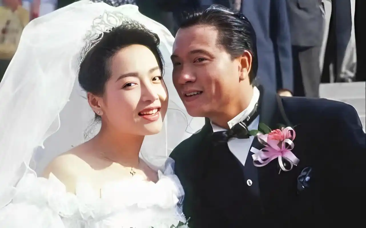 35岁的万梓良和34岁的恬妞在香港结婚,邵逸夫饰演主持人,周星驰饰演