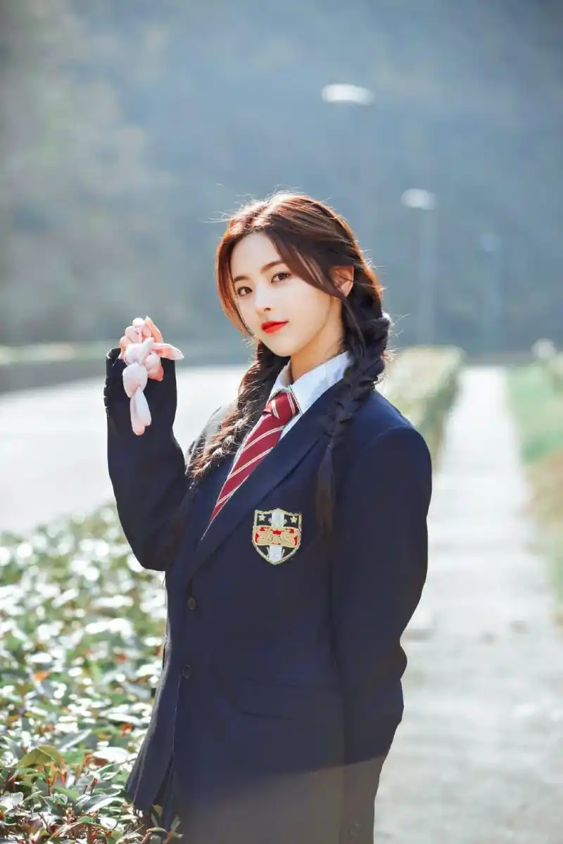 杨超越现代校园风穿搭纯美写真图集