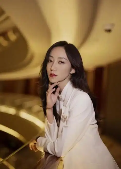 在韩雪和万山的关系还未曝光之前,彼此相处必须谨慎小心.