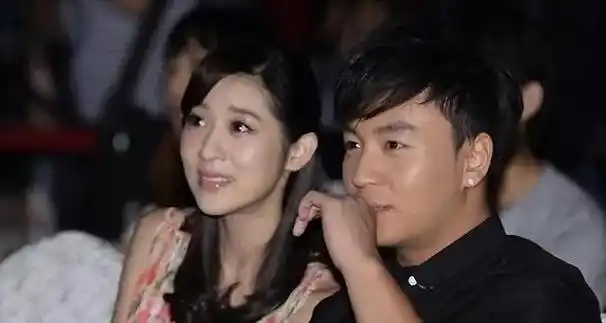 有一种差距叫释小龙何洁分手,13年后一个身价过亿,一个捉襟见肘