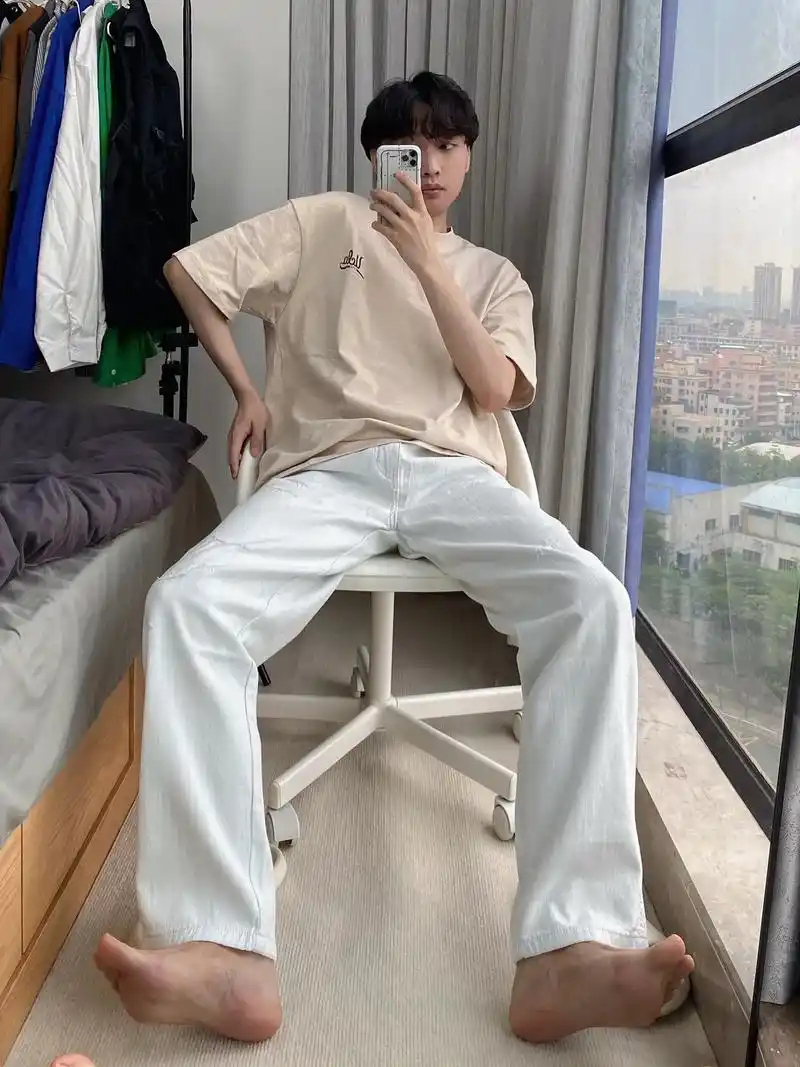 男生浅色系穿搭.米白色t恤搭配白色牛仔裤,浅色系穿搭又干净又 - 抖音