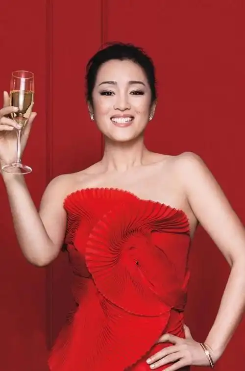 56岁巩俐身上都是"懂事"的肉!朴素的穿衣打扮难掩前凸