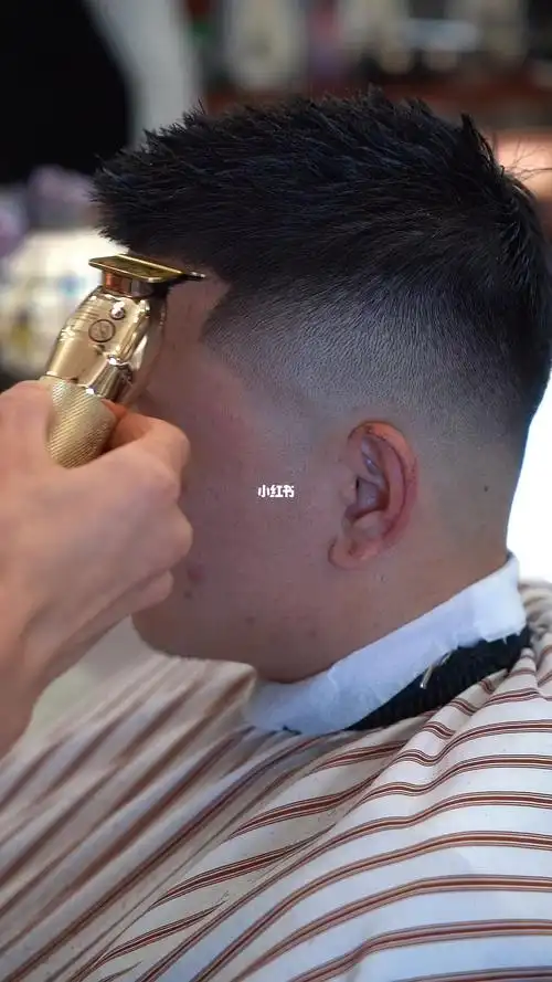 一款干净又精神的前刺发型安排起来