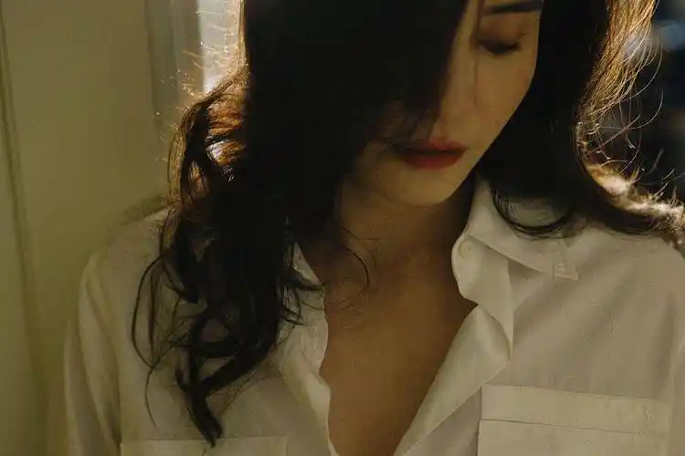 宋佳发布一组白衬衫复古港风写真优雅回眸散发迷人魅力