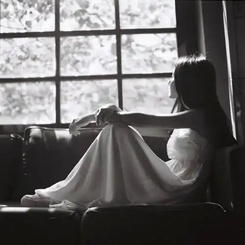 伤感黑白女生意境唯美头像图片分享