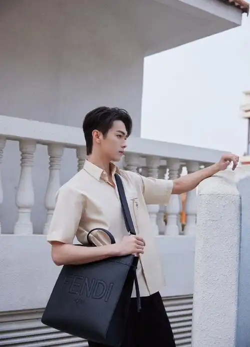 许凯男大白衬衫写真