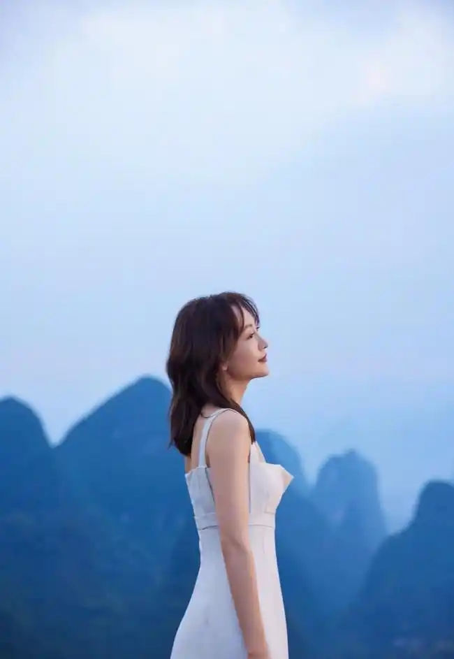 王鸥着白色长裙水中漫步优雅温柔氛围感拉满