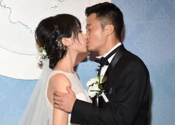 本以为谢楠一直是短发当看到她长发照难怪吴京一见钟情