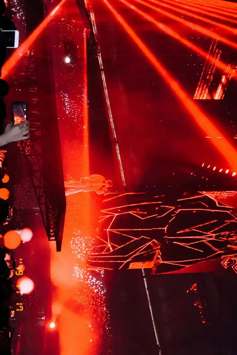 点进来看绝美红海!歌王华晨宇火星演唱会红海照片一次看个够!