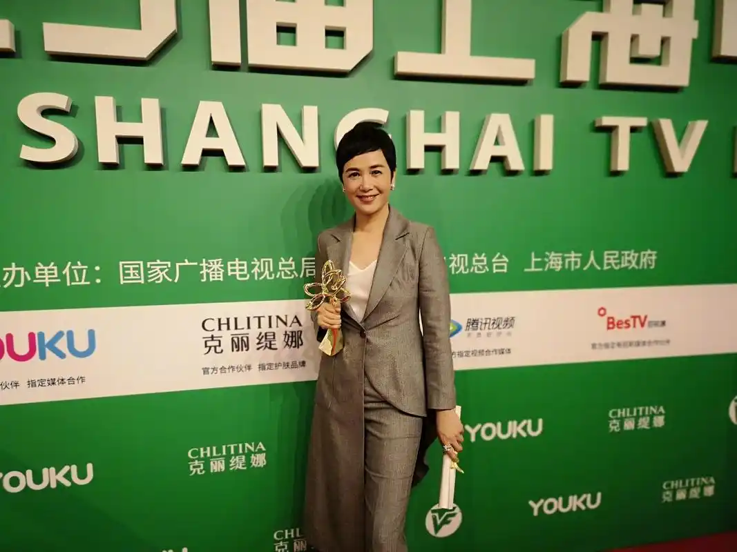 恭喜蒋雯丽老师喜获白玉兰女主角奖,蒋老师真是得奖王后,白玉兰飞天