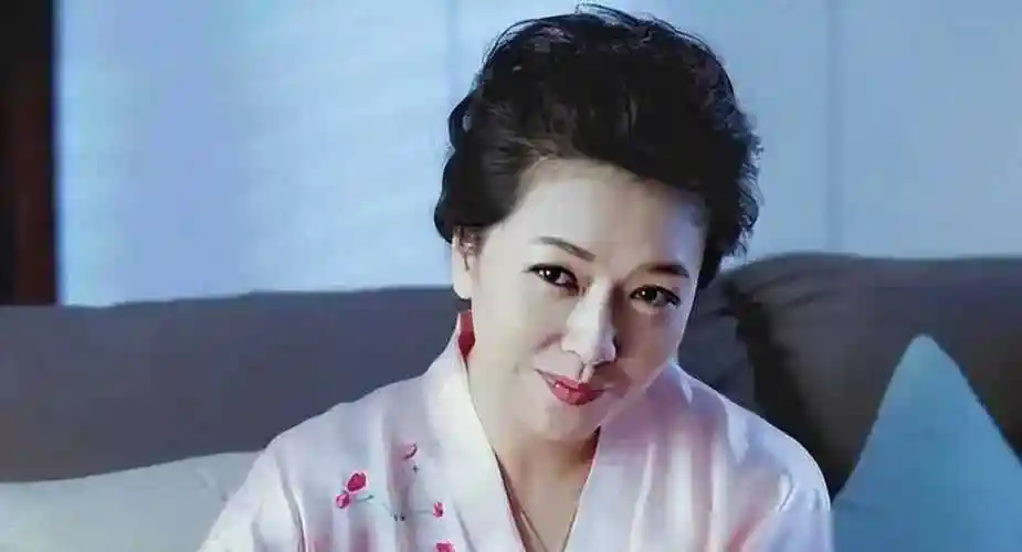 田小洁携妻子江珊女儿逛街,继父爱溢于言表!网友感动无限_腾讯新闻