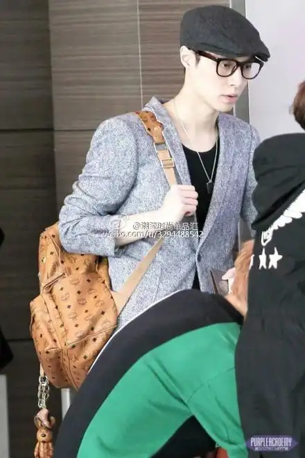 张艺兴有几个mcm的包?求附图!