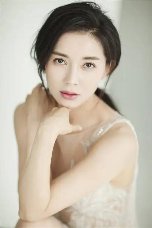 今天生日的演员刘敏曝光了一组杂志大片.