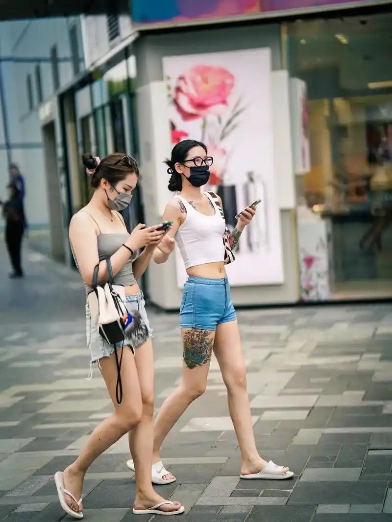 《纹身-最时尚的穿搭单品》#图文伙伴计划 #三里屯时尚街拍  - 抖音