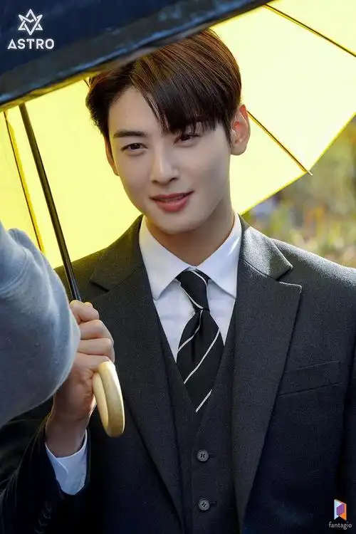 车银优韩剧中变身"打伞男神",网友吐槽公司,提高下修图技术吧|韩国