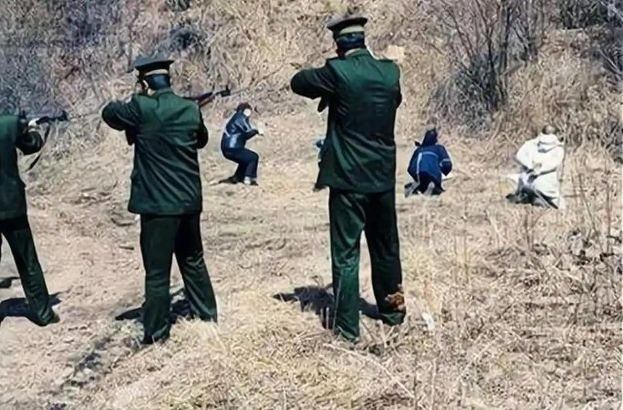 90年代的郊外刑场,死刑犯岳德全正被执行死刑,画面中的他跪在地上