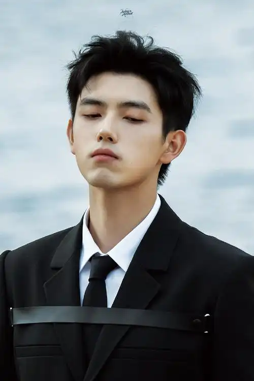 #陈飞宇一字绑带黑西装#