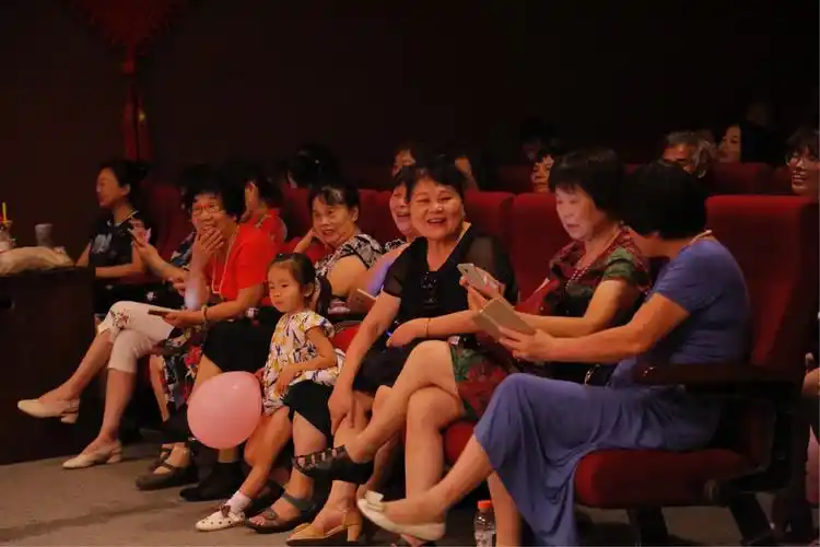 台下热情的观众,和热烈的掌声,是对我们表演最大的肯定!