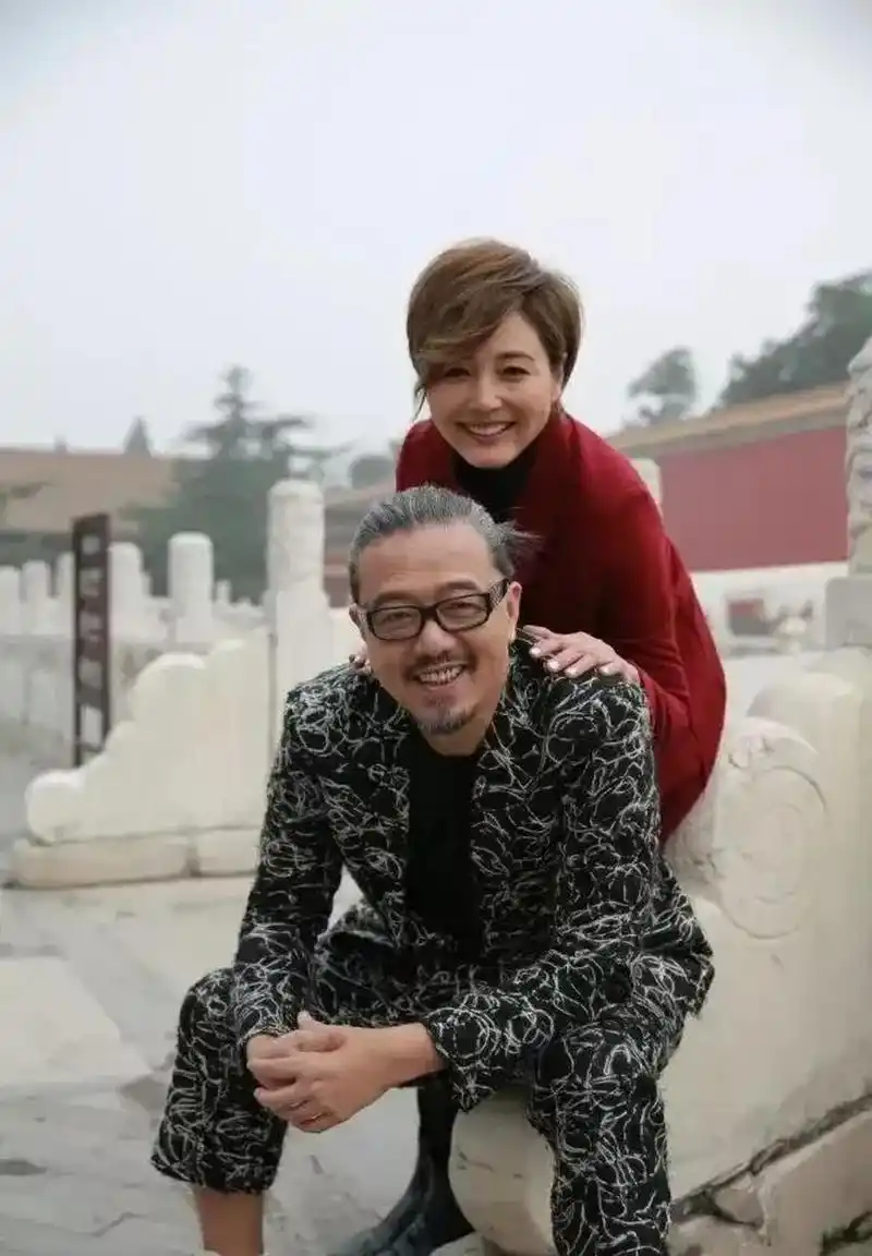 "男人婆"张延和老公张锦程故宫拍美照,张庭穿红色的外套,干练的短发比