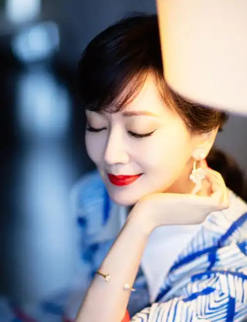 赵雅芝-优雅夫人_高清图集_新浪网