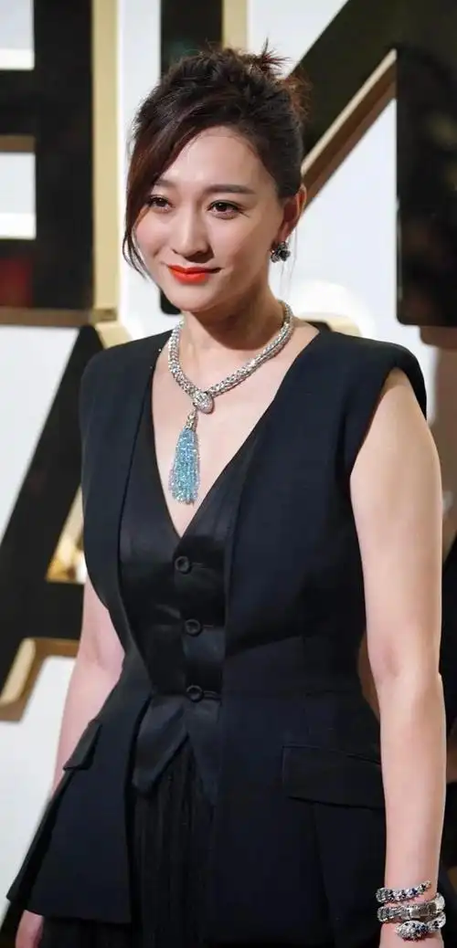 李小冉44岁仍丰腴如玉皮肤白皙令人羡慕