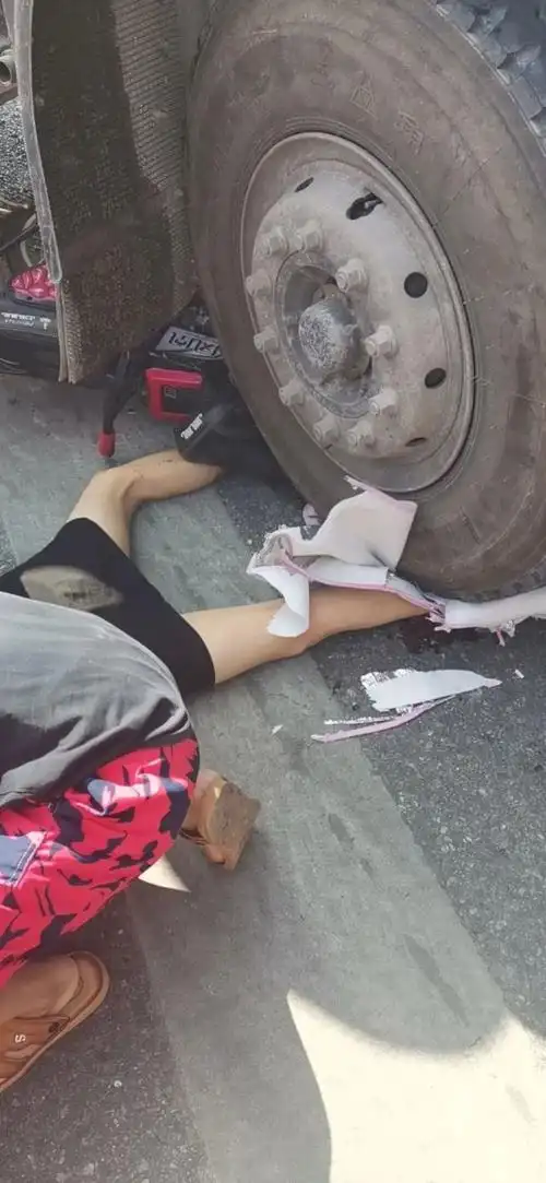 启东一女子遭水泥搅拌车碾压现场惨烈