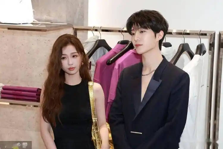 虞书欣范丞丞出席活动 二人同框合照男帅女美