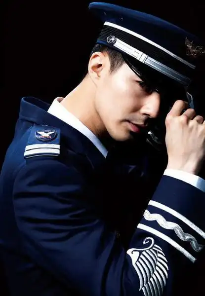 赵寅成露额短发发型帅气干练