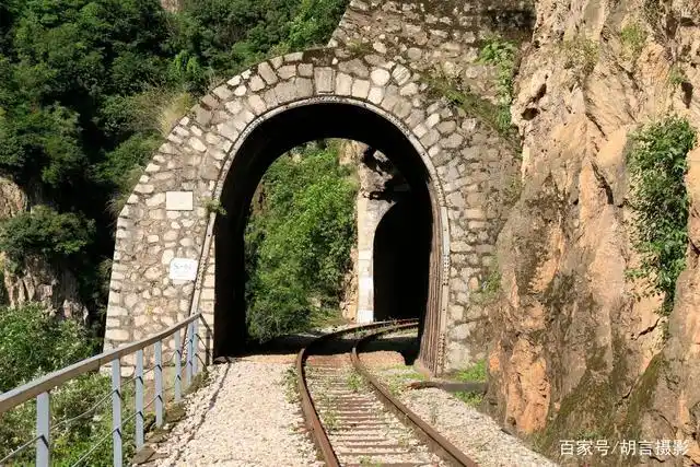 水晶坡峡谷中滇越铁路上各种各样的隧道简直就是隧道博物馆