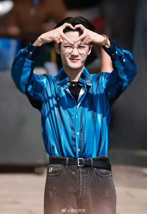 檀健次头顶比心