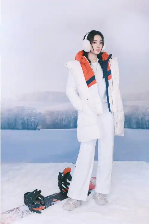 杨幂超话化身"雪场时尚精灵",红白羽绒服上身,头戴毛绒耳罩,02作为