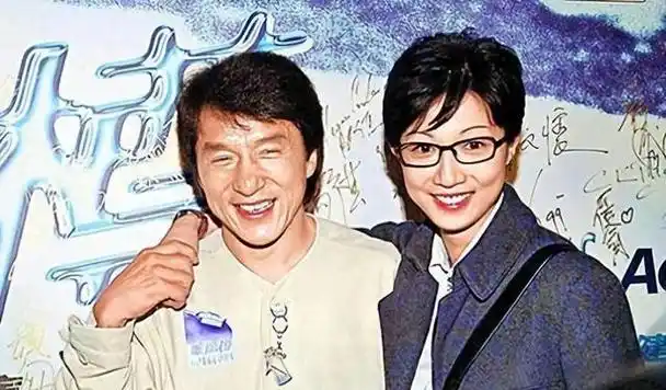 成龙家庭背后的秘密:儿子监狱,女儿乞丐,他究竟做了什么?