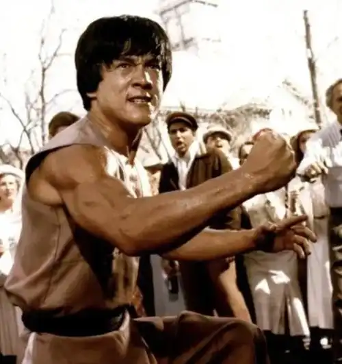 成龙光速衰老,一个月前没这么老啊?网友猜想让人后背发凉