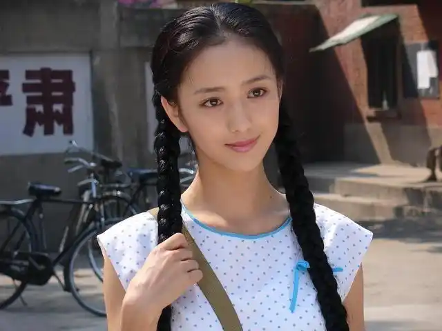 《革命者》佟丽娅:因哭戏上热搜,出道15年来的经历令人嘘唏