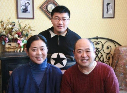 倪萍60岁返老还童,与第3任老公甜照流出,被爱滋润像少女了