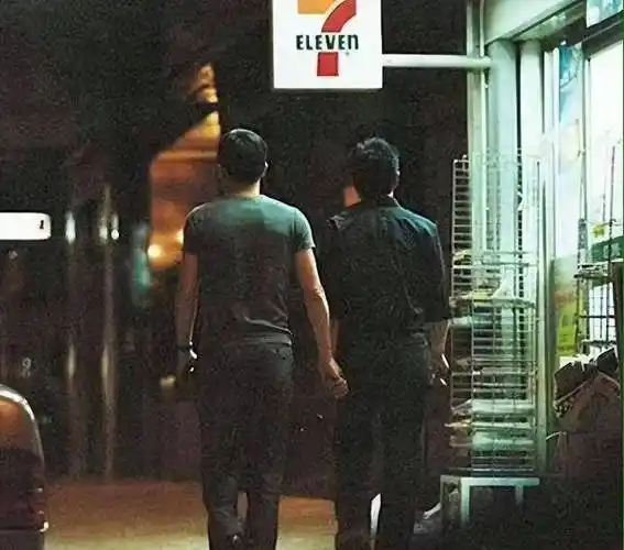 唐鹤德再晒世纪牵手照,悼念张国荣去世二十周年,牵手地方被曝光_唐