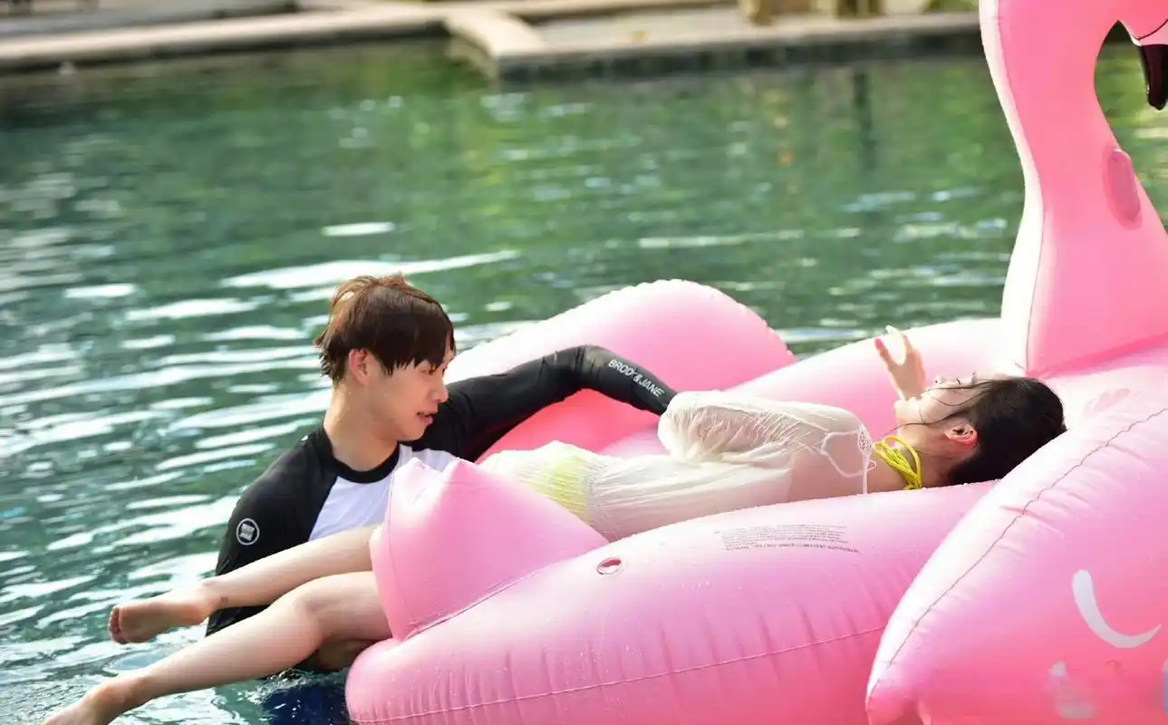 魏大勋李沁恋综泳池约会9615节目里魏大勋也喊她是沁沁,《你是我