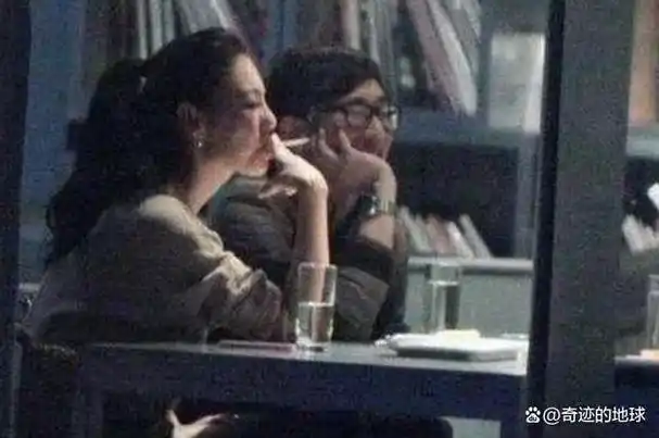 其实,除了那英,王菲这样的老"烟民",娱乐圈"资历深"的老烟枪不在少数