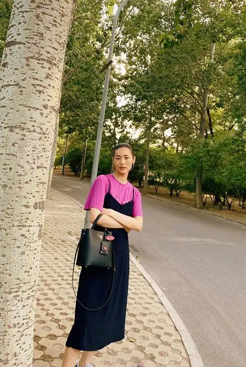 原创刘雯夏日私服穿搭美成典范,大胆的色彩搭配,闻到了夏天专属味道