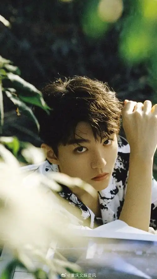 王俊凯直播#沉沦在王俊凯的美貌里无法自拔,送上九宫格壁纸!