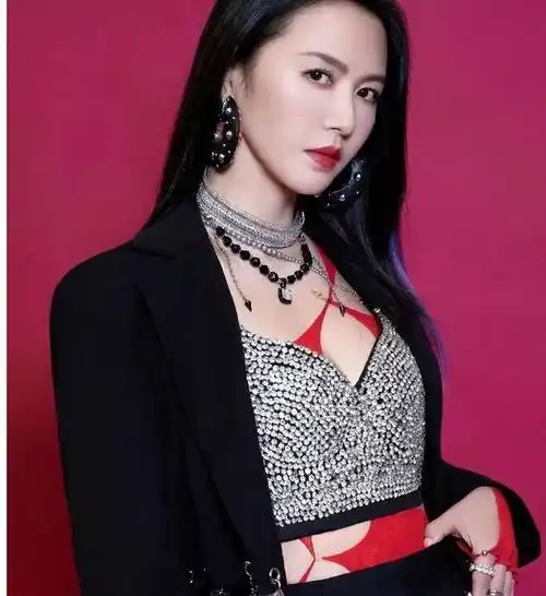 原来是他娶了谭维维!被誉为"不老男神",曾在海拔5600米上求婚