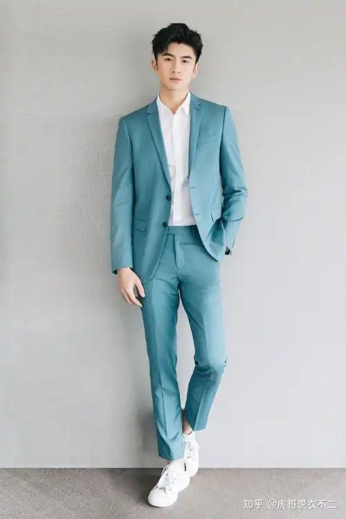 不怕西装颜色多么魔鬼,就连粉色小西装都尝试了,淡青色西装也不在话下