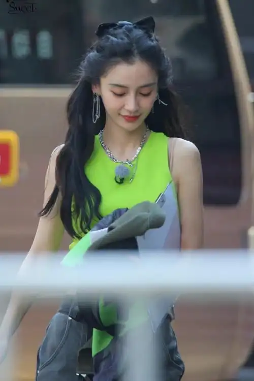 杨颖奔跑吧剧照四宫格##杨颖奔跑吧绿色背心造型剧照