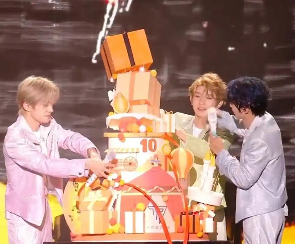 笑死,tfboys 十周年演唱会的蛋糕倒了,三个人一起去扶蛋糕也太搞笑了