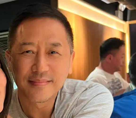 唐先生发文悼念配文引热泪,本人近照白发苍苍|张国荣|唐鹤德_新浪新闻