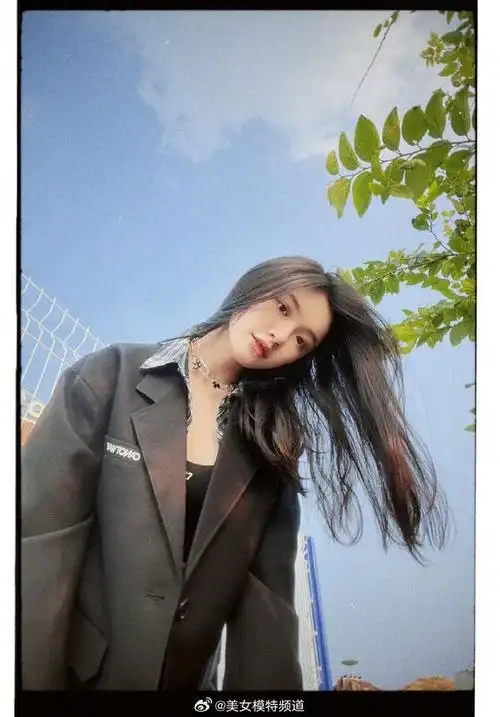 林允发日常照感谢粉丝陪伴 小西装格子衬衣乖巧甜美