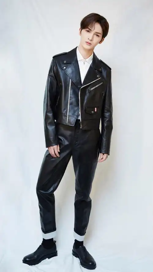 肖战和朱正廷同样搭配黑色圆礼帽一个优雅一个霸气