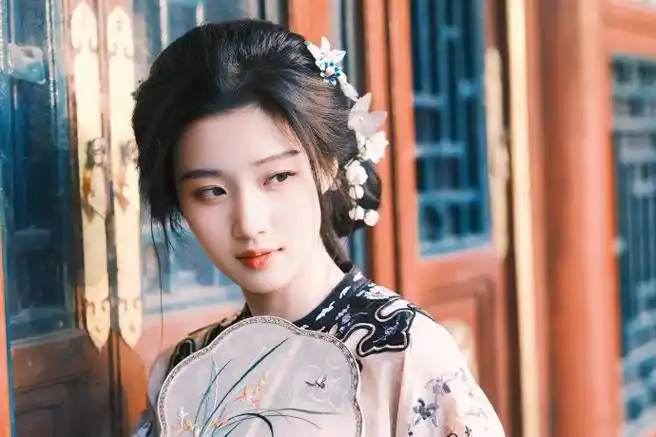 卢昱晓古装撑伞照