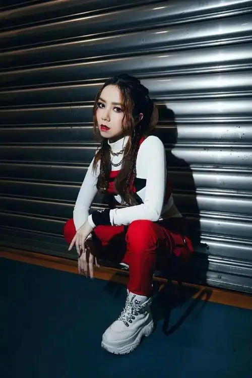 瘦身成功邓紫棋超美粉色连体短裤甜美可爱却被金毛狮王发抢镜